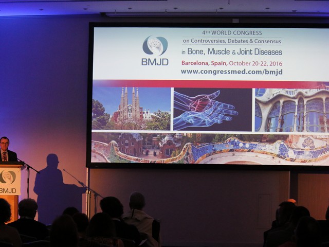 A speaker at the podium at the 4th BMJD congress in Barcelona